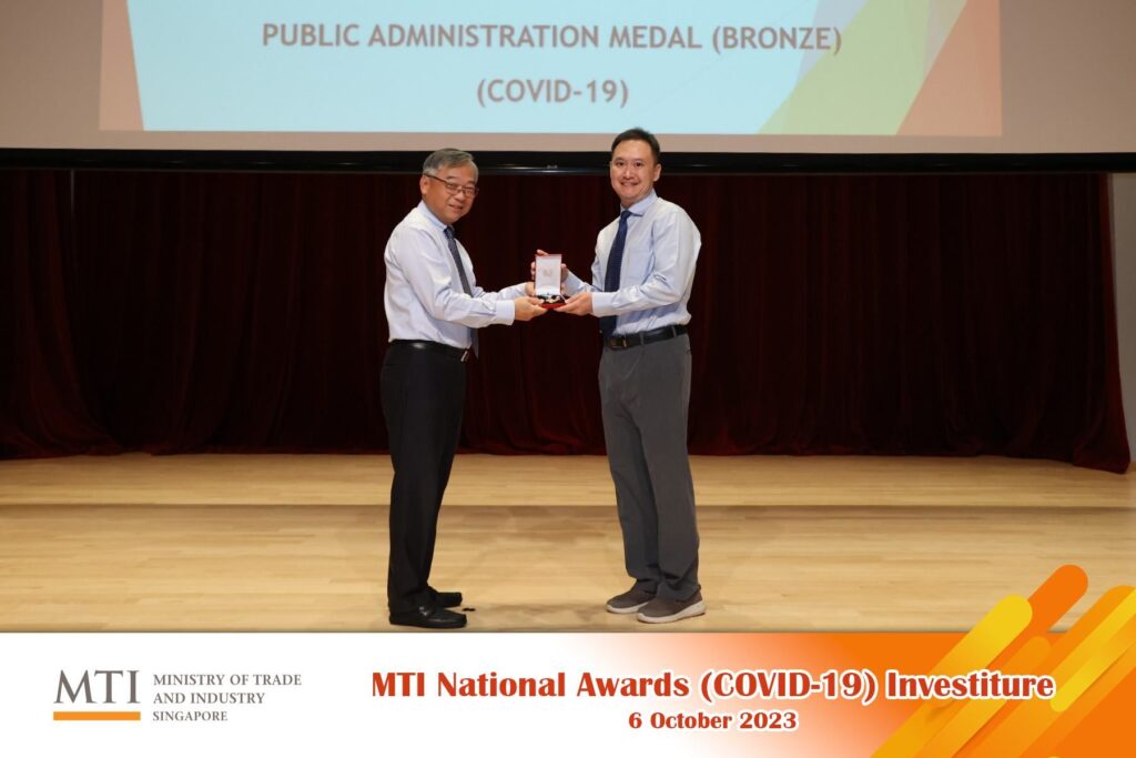 Our Chief Scientific Officer Jonathan was awarded the Public Administrative Medal! - InnoCellular